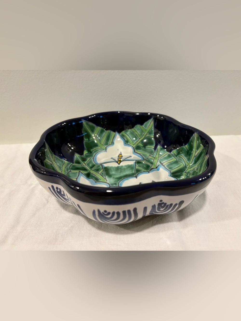 Mexican Talavera? Pottery Colorful Bowl Scalloped Edge Calla Lilies 8” Navy